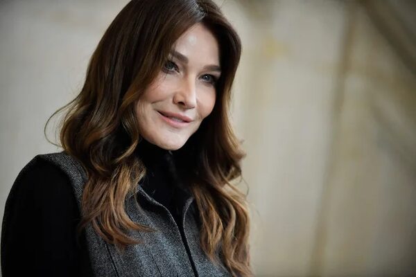Carla Bruni reveló que en 2019 le diagnosticaron cáncer de mama y pidió: “Hagan sus mamografías” - Gente - ABC Color