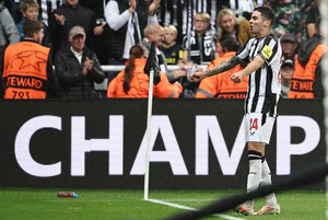 Versus / Miguel Almirón abrió el camino en la goleada del Newcastle sobre el PSG