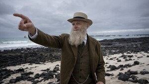 La encarnación de Charles Darwin sigue sus pasos y visita Galápagos