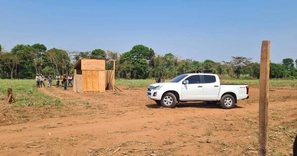 La Nación / Cuestionan falta de actuación de la Policía ante invasores en la exazucarera de Guarambaré