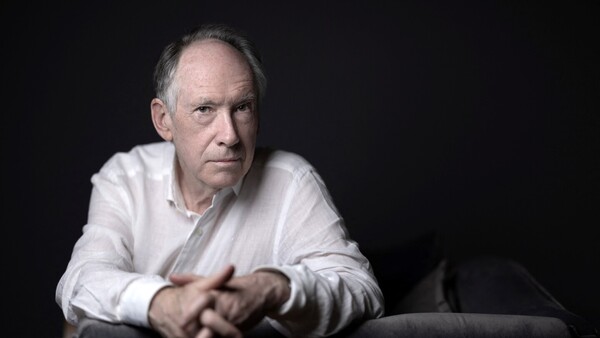 "¡Sean valientes!" implora el escritor Ian McEwan frente a lo políticamente correcto