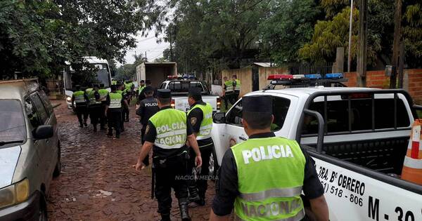 La Nación / Una mujer cayó desvanecida y falleció durante desalojo en CDE