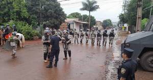 La Nación / Policía realizó desalojo de tres casas en el Este