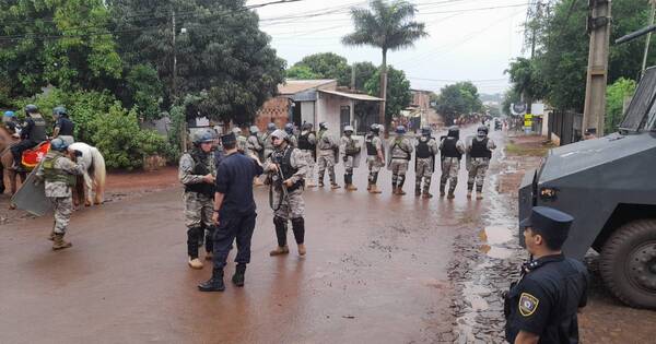 La Nación / Policía realizó desalojo de tres casas en el Este
