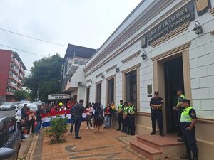 Encarnación: Gancheros se manifiestan en contra de empresa postulante a concesión de recolección de Basura - Nacionales - ABC Color