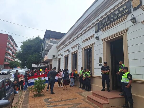 Encarnación: Gancheros se manifiestan en contra de empresa postulante a concesión de recolección de Basura - Nacionales - ABC Color