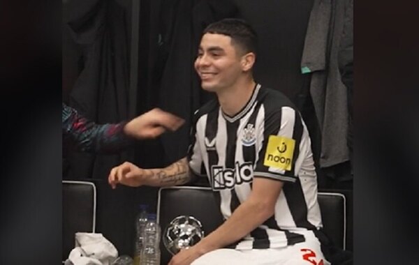 Versus / La reacción del vestuario del Newcastle tras el partidazo de Almirón y goleada sobre el PSG