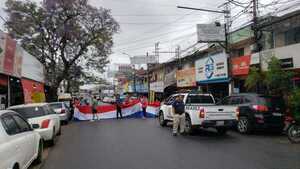 Comerciantes del mercado y de alrededores demostraron unidad ante procedimiento anticontrabando » San Lorenzo PY