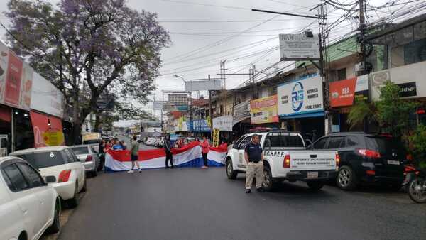 Comerciantes del mercado y de alrededores demostraron unidad ante procedimiento anticontrabando » San Lorenzo PY