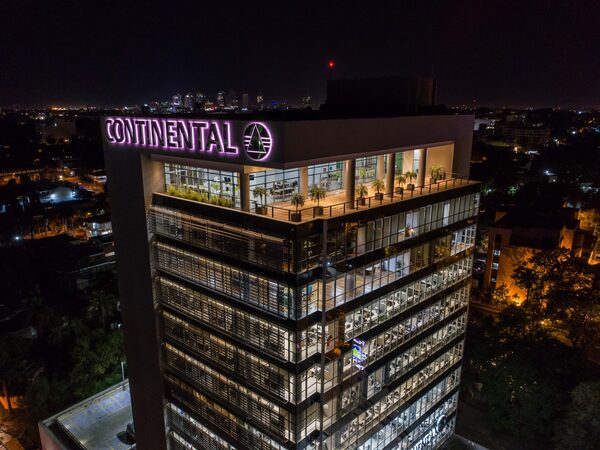 Banco Continental se ilumina de rosa para conmemorar el mes de concienciación sobre el cáncer de mama - Megacadena