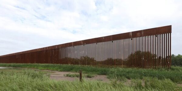 Biden quiere levantar el muro con México para frenar los cruces ilegales de migrantes