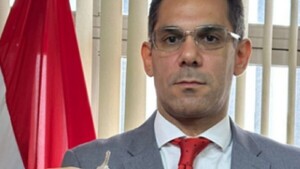 Dos ocupantes vips entregan sus llaves y reconocen que tierras son del Estado