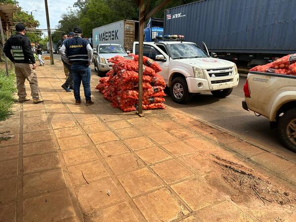 COIA INCAUTA CASI 2000 KILOGRAMOS DE CEBOLLA EN ZONA DE LA FERIA MUNICIPAL DE ENCARNACIÓN