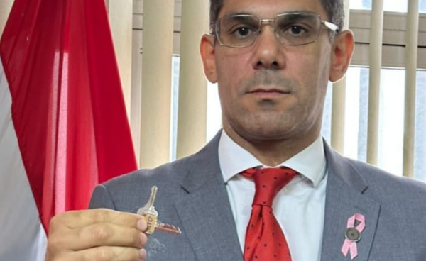 Dos ocupantes vips entregan sus llaves y reconocen que tierras son del Estado - Noticiero Paraguay