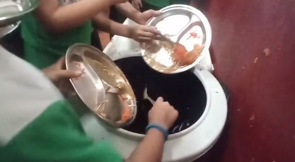 NIÑOS TIRAN ALMUERZO ESCOLAR AL BASURERO
