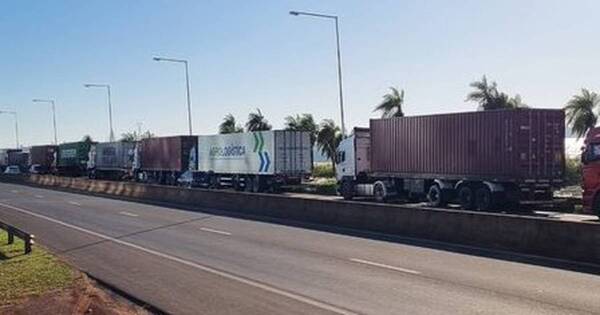 La Nación / Preparativos para fin de año y cosecha generan intenso tráfico en puente Encarnación-Posadas