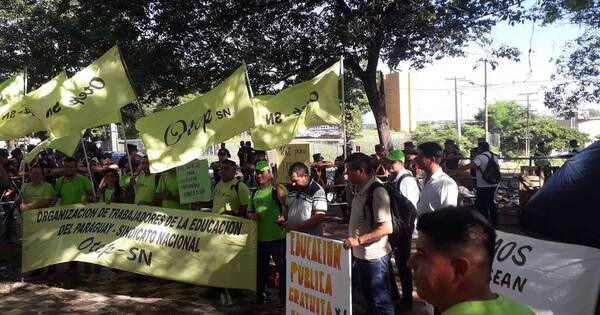 La Nación / Docentes se movilizan para exigir financiamiento seguro en la educación