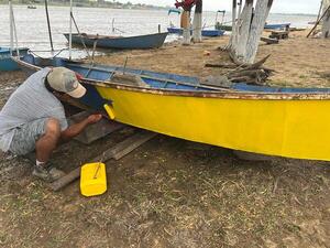 Pintan canoas en el marco de proyecto turístico