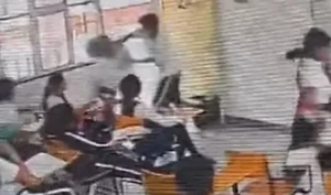 Alumno apuñaló con una navaja a su profesora en plena clase - Noticiero Paraguay