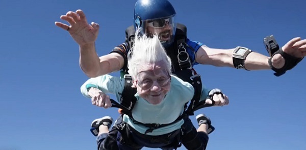 A los 104 años, Dorothy Hoffner rompe récord saltando en paracaídas