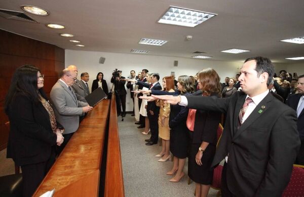 Jueces para Capital, Alto Paraná y Amambay prestaron juramento hoy