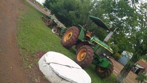 VIDEO: Incautan tractor de la Gobernación de Itapúa e investigan la denuncia por hurto - Policiales - ABC Color