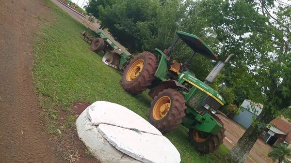 VIDEO: Incautan tractor de la Gobernación de Itapúa e investigan la denuncia por hurto - Policiales - ABC Color