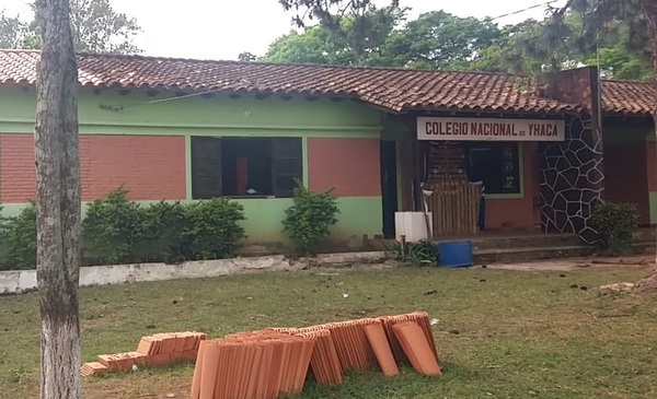 Grupo docentes del Colegio Nacional de Yhacá, mejoran techado de la institución - Noticiero Paraguay
