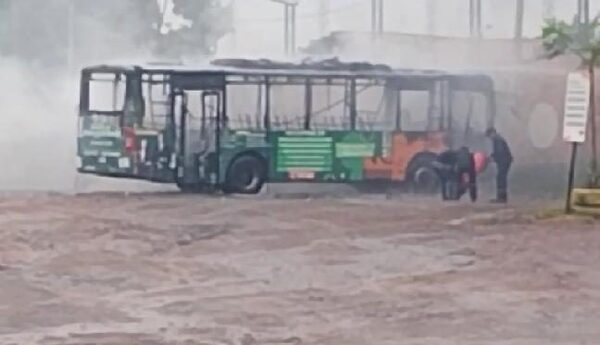 Un colectivo de la Línea 12 se incendió en su parada - San Lorenzo Hoy