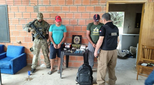 Policía que pidió su retiro por tener bajo sueldo, pillado con uno del PCC, traficando coca - Noticiero Paraguay
