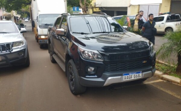 Asaltan local de cosméticos, roban camioneta y luego la abandonan