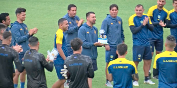 Versus / ¡A carrera baqueta! Los jugadores de Luqueño festejaron el cumpleaños de Julio Cáceres