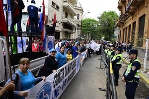 Marcha docente: Gobierno promete jubilación para 4.000 educadores en el 2024 - Nacionales - ABC Color