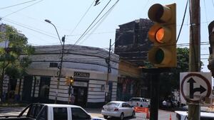 Concejales de Asunción quieren eliminar multa por cruzar luz amarilla