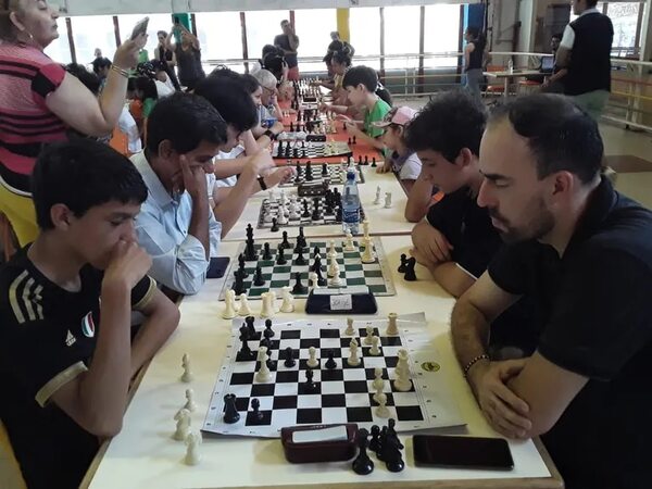 Novedoso torneo de ajedrez por parejas en el Mbiguá - Polideportivo - ABC Color