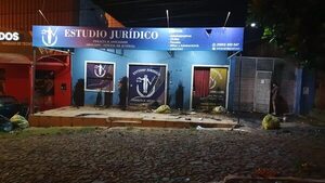 Pobladores de finca 66 atacan domicilio de oficial de justicia en CDE - Nacionales - ABC Color