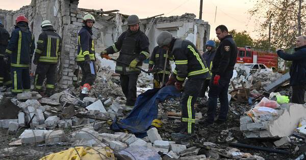 La Nación / Bombardeo ruso mata a 51 personas que asistían a un velorio en Ucrania
