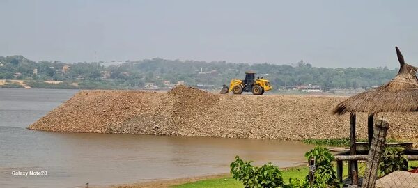 Atribuyen a empresario construcción de muro sobre río Paraguay en Remansito - Política - ABC Color