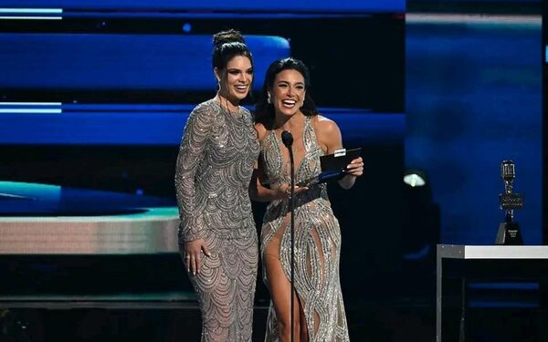 Nadia Ferreira se luce al presentar al artista del año en los Premios Billboard