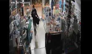 [VIDEO] Policía mata a ladrón tras intento de asalto en una farmacia