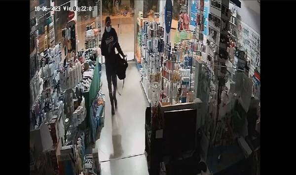 [VIDEO] Policía mata a ladrón tras intento de asalto en una farmacia