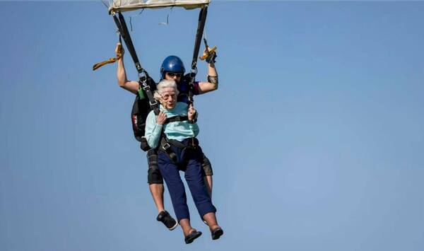 La “súper abuela” de casi 105 años se tiró en paracaídas y rompió una marca mundial