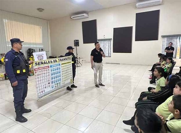 Realizan charlas sobre normas de tránsito en escuelas de Saltos del Guairá | DIARIO PRIMERA PLANA