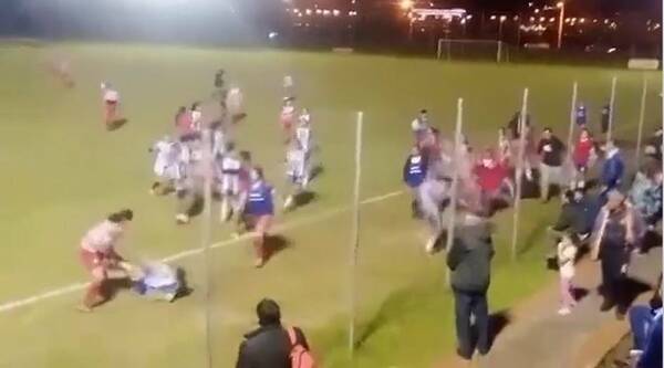 [VIDEO] No solo los muchachos se moquetean: partido de yiyis opa akacharape