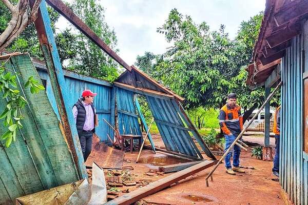 ASISTEN A DAMNIFICADOS TRAS EL TEMPORAL QUE ASOTÓ TAMBIÉN AL DEPARTAMENTO DEL GUAIRÁ.
