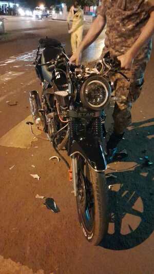 CHOQUE FRONTAL ENTRE AUTOMÓVIL Y MOTOCICLETA DEJA UN MENOR HERIDO