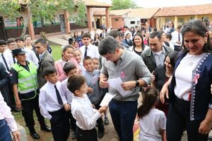 “Sean felices y estudien”: Mensaje de Peña a niños de escuela de Paraguarí - ADN Digital
