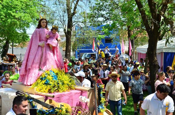 Luqueños ofrendan serenata a la Virgen del Rosario •