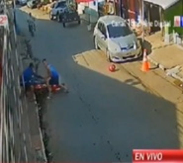 Joven trabajador fue empujado de su moto por asaltantes - Paraguay.com