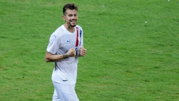 Versus / ¡Apenas fue convocado y Gastón Giménez ya es tendencia en Paraguay!